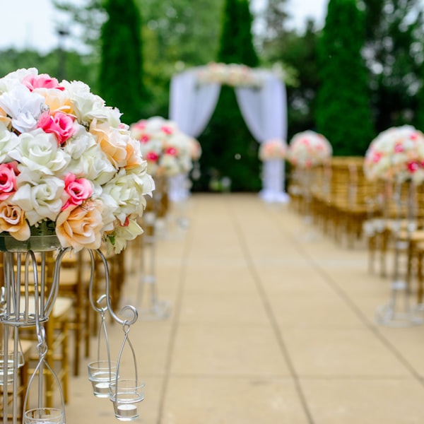 Potret pasangan pengantin dengan latar bunga